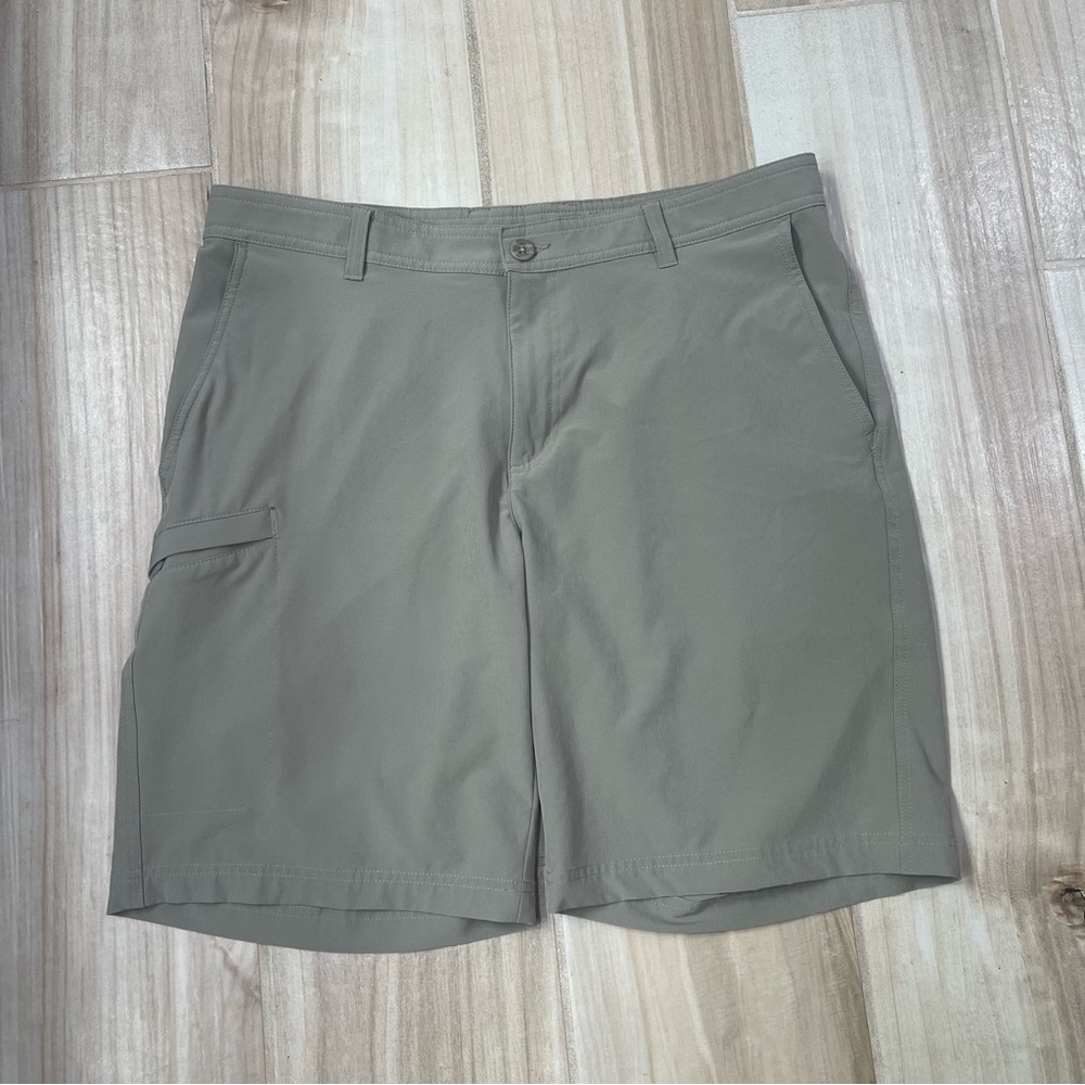 Columbia Gray Cargo Shorts Lightweight and Versatile